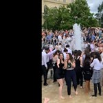 Pezsgőzés a szökőkútban - különleges módon ünnepeltek az államvizsga után az orvostanhallgatók Szegeden