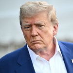 "Milyen jó az angolod, hol tanultál meg ilyen gyönyörűen beszélni?" - mondta Donald Trump az angol anyanyelvű libériai elnöknek