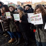 Több százan demonstráltak Pozsonyban a kisiskolák megmentéséért