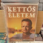 Fiktív, politikusokról szóló, lefóliázott könyveket csempésztek be a Libri könyvesboltjaiba