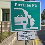 Újabb iskoláknál helyeztek ki "Puszi és Pá" táblákat