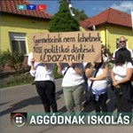 Leszakadt tető, hulló vakolat - életveszélyes gyömrői iskola miatt tüntettek a szülők a Monori Tankerületi Központ előtt