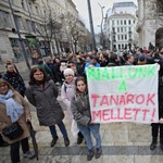 Már több mint hatezer volt diák állt ki a sztrájkjogért harcoló tanárok mellett, folyamatosan gyűlnek az aláírások