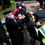 Un manifestante fue arrastrado al patio y golpeado en el consulado chino en Manchester - VIDEO