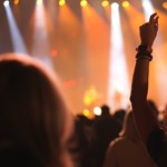 Olcsó jegyekkel, új helyszínekkel és a kedvenc előadóikkal csábítja a Sziget Fesztivál a tizen- és huszonéveseket 