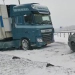 Subaru me mostró en la nieve - Sacando el camión atascado de la nieve