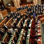 Jöhet a nyelvvizsga nélküli diploma és a "mikrotanúsítvány"? Ilyen változásokról szavaz ma a parlament