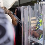 Rendőrök közé hajtott egy oltásellenes tüntető Új-Zélandon