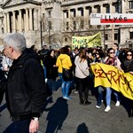 „A kormány még egy alig látható sztrájktól is fél”: megtelt a Kossuth tér, több ezer pedagógus tüntetett