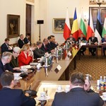 Mientras Orban habla del alto el fuego, el secretario de Estado Rogan participa en una reunión de apoyo a la entrada de Ucrania en la OTAN