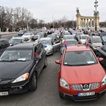 Fotók: elindult a Hősök teréről az autós demonstráció, amellyel a sztrájkoló tanárokat támogatják