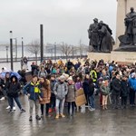 Már zajlanak az alternatív tanórák a Parlament mellett, több száz diák tart a Kossuth tér felé