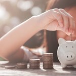Játékoktól az első saját fizetésig – így segíthetik a szülők a gyerekeik pénzügyi tudatosságra nevelését 