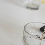 Egyhangú döntést hozott a parlament: tilos lesz energiaitalt árusítani 18 év alattiaknak