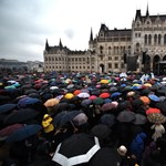 "Elfogyott a türelem" - megtelt a Kossuth tér a pedagógusok tüntetésére