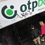 Sorok kígyóznak a dél-szlovákiai OTP-fiókok előtt