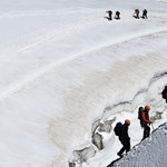 Hajmeresztő videó: 800 méteres sziklát másznak meg az iskolások minden reggel