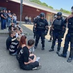 Rendőrök gyakoroltatták iskolásokkal, hogyan oszlatnak fel egy demonstrációt