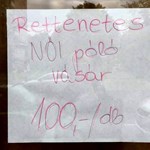 "Rettenetes" felirat egy üzlet kirakatában - fotó