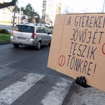 Hiába a vakáció, szerdánként még mindig szülők demonstrálnak a gyalogátkelőkön az oktatásért