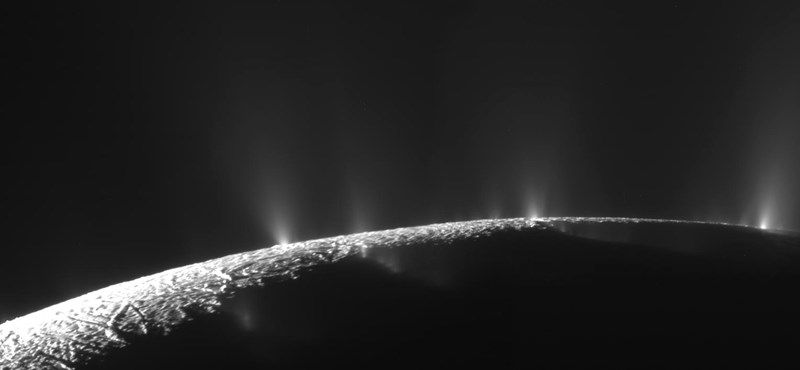 El telescopio espacial James Webb observó la luna de Saturno durante 4,5 minutos y la NASA vio un géiser que no esperaba