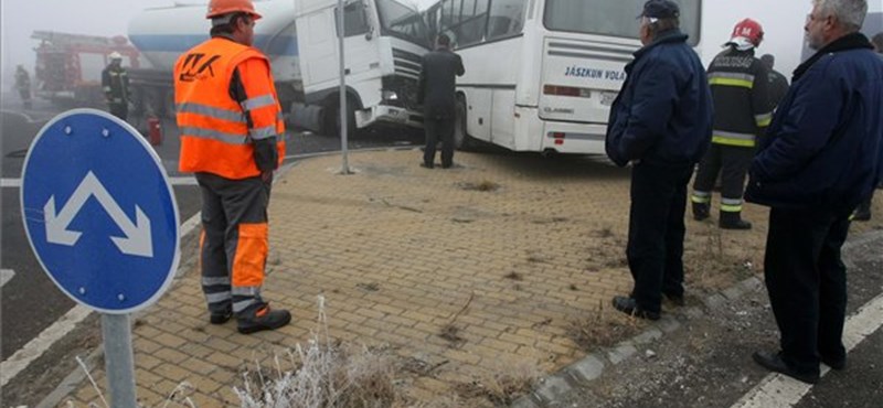 Iskolába tartó gyerekeket szállító busz karambolozott