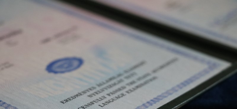 28 nyelvből szerezhettek nyelvizsgát online