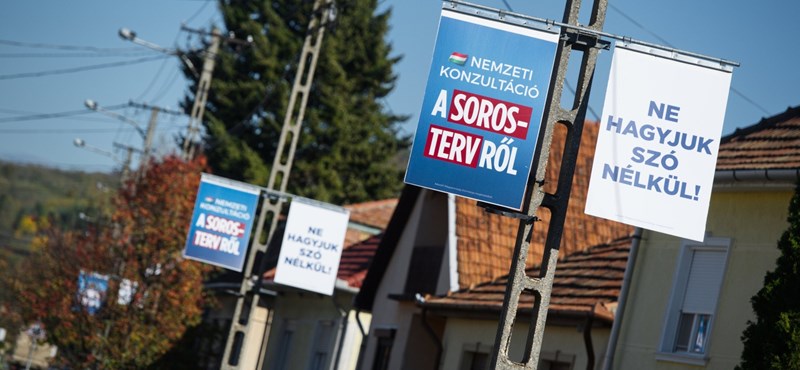 "Stop Soros" plakátokkal tapétázták ki az egyik budapesti iskola tábláját