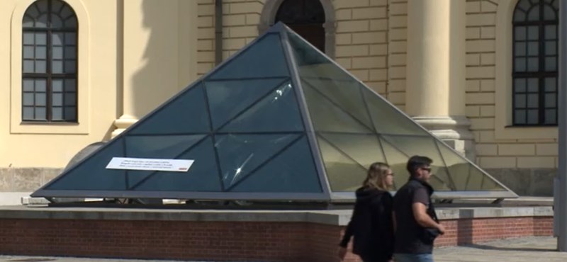 Many people used the exhibition space of the glass pyramid in Debrecen as a toilet