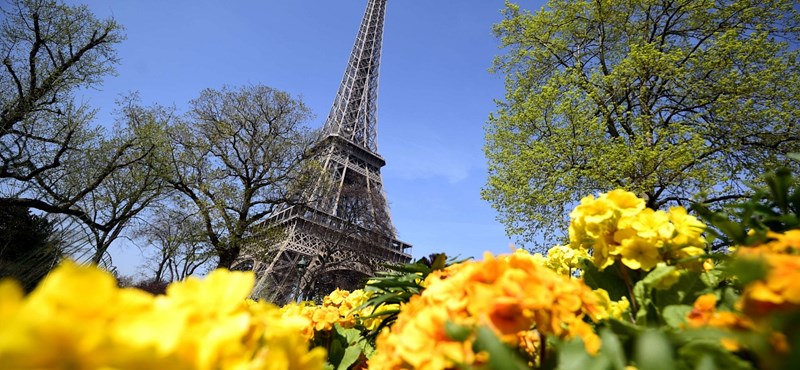 Azt tudtátok, hogy régen piros volt az Eiffel-torony? Fotó