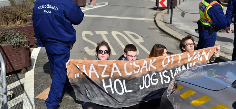 Középiskolások foglalták el a parlament bejáratát