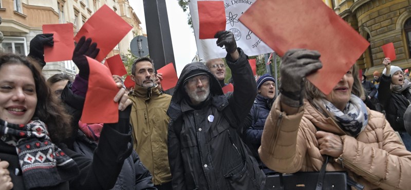 Demonstrációt tartottak a kutatóhálózat átalakítása ellen