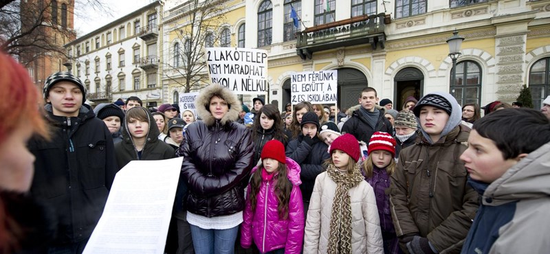 Győztek a szülők Dunaújvárosban: nem vonják össze az iskolákat