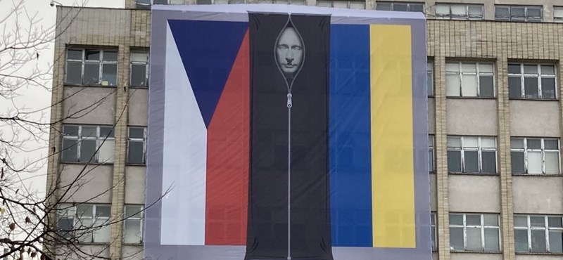 Una bandera que representa a Putin cosida en una bolsa para cadáveres colgada en la pared del Ministerio del Interior checo.
