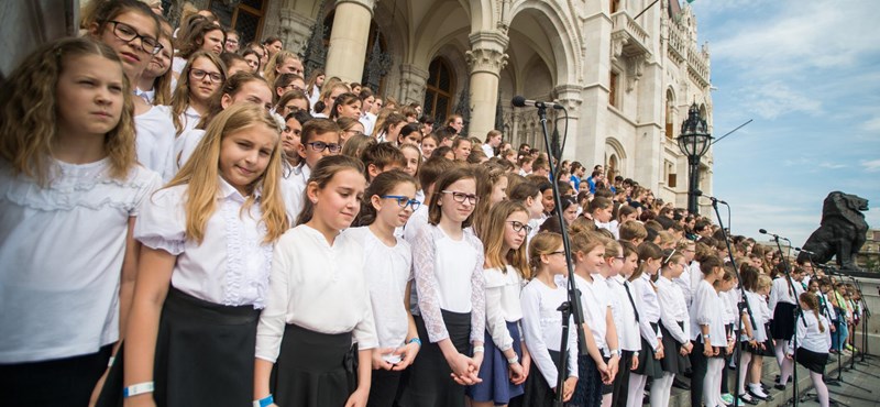 Hétezer gyerek énekelt a Parlament előtt 