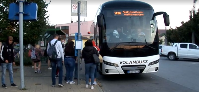 Nem férnek fel a buszra, minden nap elkésnek az iskolából a polgári diákok