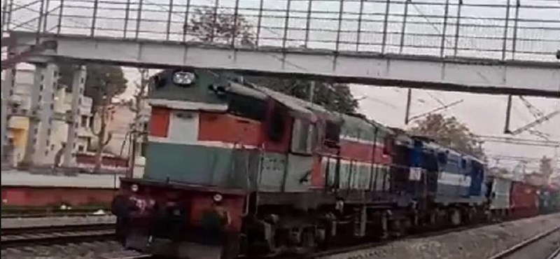 Hetven kilométeren át robogott mozdonyvezető nélkül egy tehervonat Indiában – videó