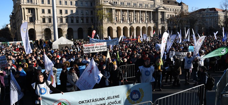 Több ezer tanár tüntetett Budapesten - azonnali, 30 százalékos béremelést követelnek