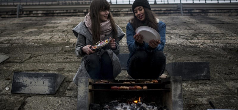 Már begyújtották a közösségi grillt az egyetemisták - Fotók