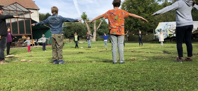 Az erdő közepén nyitott iskolát a Budapest School