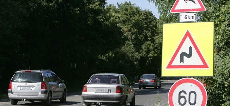 Közlekedési táblákat lopott három egyetemista Szegeden