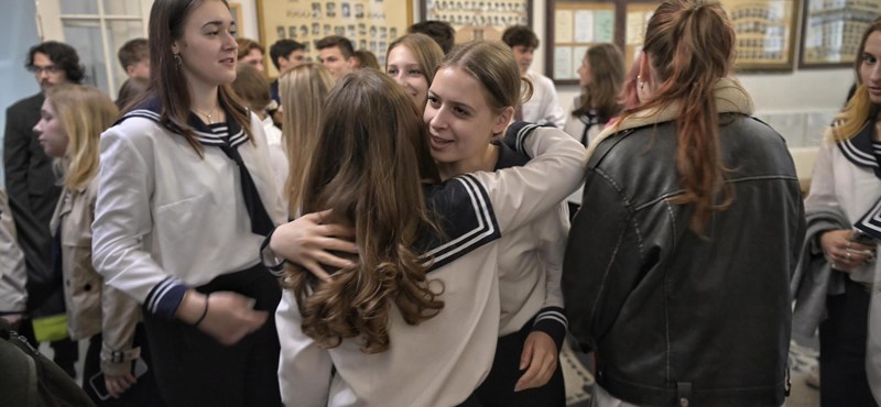 Már írják a magyarérettségi első részét a diákok - kövessétek az eseményeket az Eduline-on