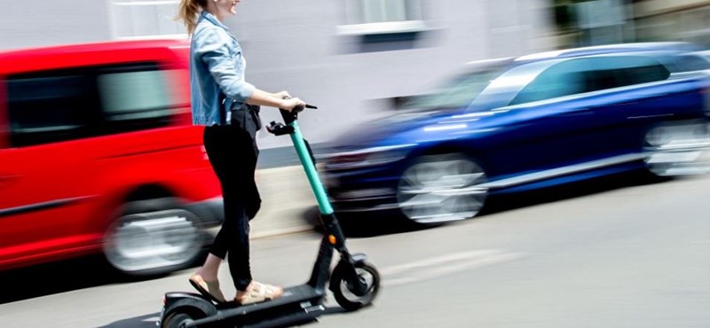 Így szabályoznák a megújuló KRESZ-ben az elektromos rollerek használatát