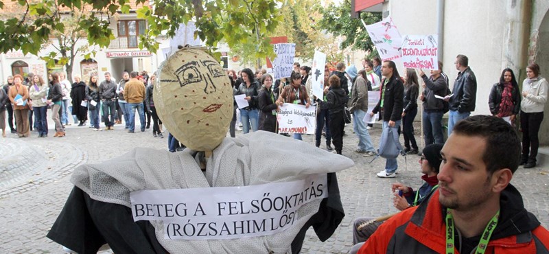 Több száz hallgató tüntetett a felsőoktatás átalakítása ellen - galéria