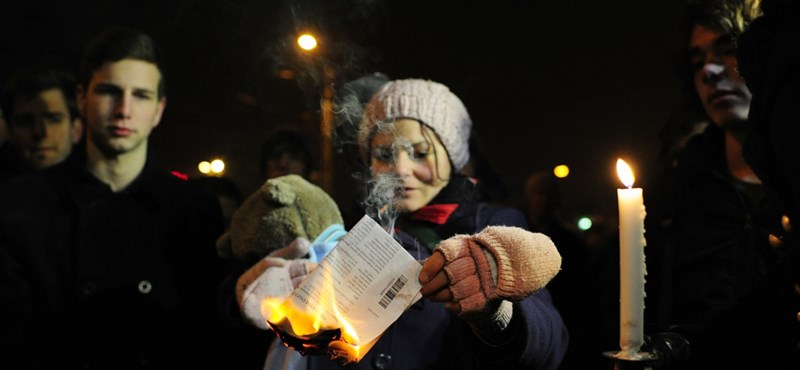 Még mindig vizsgálja az EB a hallgatói szerződéseket