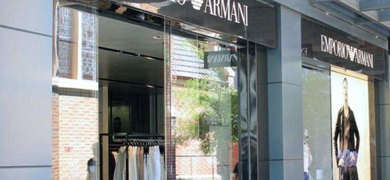 Armani-egyenruhát rendelt egy japán luxusiskola