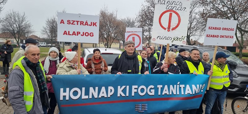 A fővárosba ért a Tudásmenet, több százan tüntettek a budapesti Kölcsey-gimnázium előtt