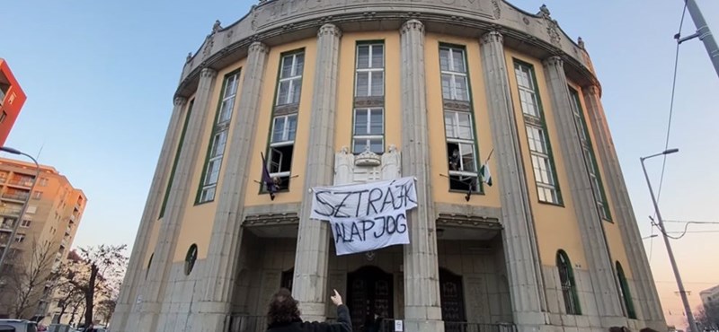 Akcióznak a tanárok: egyre több iskola előtt jelenik meg ugyanaz a felirat