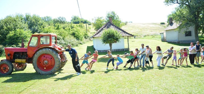 Tényleg a traktorhúzás a falusi diákok kedvenc időtöltése?