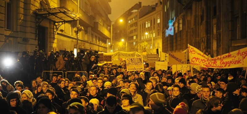 "2014-ben mi is szavazunk" - több ezren tüntettek az Emmi előtt